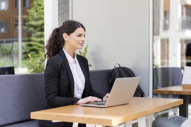 Ofis dışında verimlilik, ofis dışında çalışan genç kadın