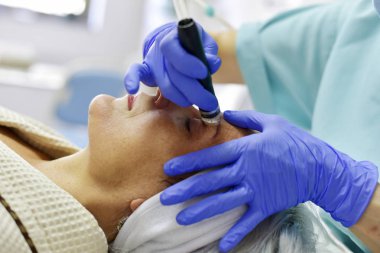 Cilt bakımı. Yüz güzelliği tedavisi gören kadın. Yüz terapisi. Anti-aging prosedürleri.