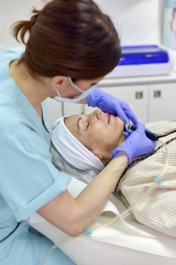 Cilt bakımı. Yüz güzelliği tedavisi gören kadın. Yüz terapisi. Anti-aging prosedürleri.