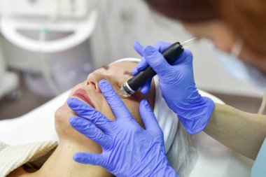 Cilt bakımı. Yüz güzelliği tedavisi gören kadın. Yüz terapisi. Anti-aging prosedürleri.