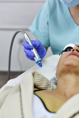 Cilt bakımı. Yüz güzelliği tedavisi gören kadın. Faceanti-aging prosedürleri lenfatik drenaj.