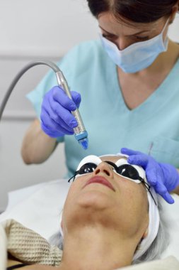 Cilt bakımı. Yüz güzelliği tedavisi gören kadın. Faceanti-aging prosedürleri lenfatik drenaj.
