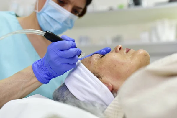 Huidverzorging Vrouw Krijgt Gezichtsverzorging Behandeling Gezichtsbehandeling Aging Procedures — Stockfoto