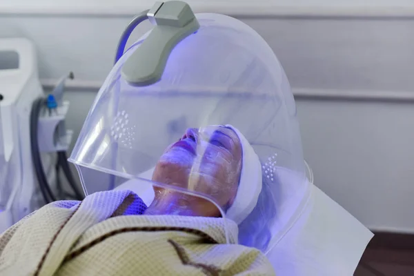 Mujer Recibiendo Terapia Luz Color Para Cara Terapia Facial Procedimientos — Foto de Stock