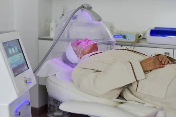 Mulher Recebendo Terapia Luz Colorida Para Rosto Terapia Facial Procedimentos — Fotografia de Stock