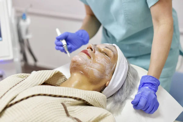 Mascarilla Peeling Facial Aplicando — Foto de Stock