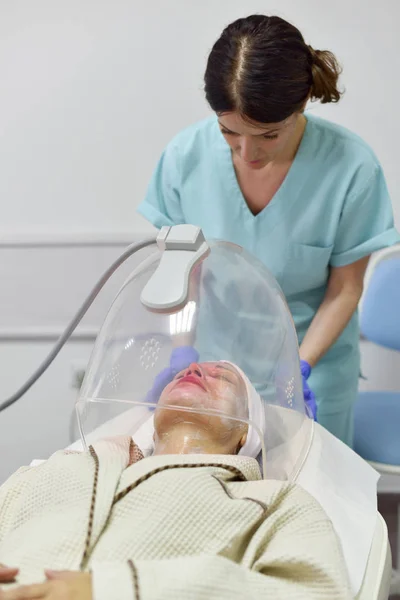 Frau Erhält Geführte Gesichtstherapie Für Gesicht — Stockfoto