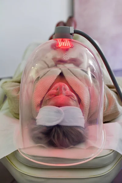 Mujer Recibiendo Terapia Facial Led Para Cara —  Fotos de Stock