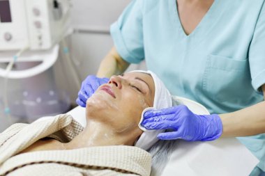 Yüz maskesitemizleme, yüzden peeling maskesi temizleme