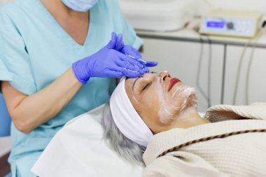 yüz peeling maskesi uygulama
