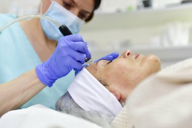 Hidrodermabrazyon Yüz terapisi alan kadın