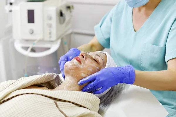 Gesichtspeeling Maske Auftragen — Stockfoto