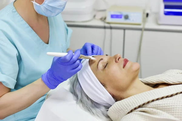 Mascarilla Peeling Facial Aplicando —  Fotos de Stock