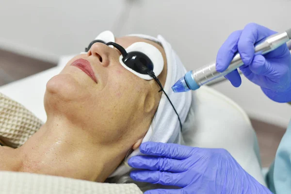 Mujer Recibiendo Tratamiento Facial Con Oxígeno — Foto de Stock