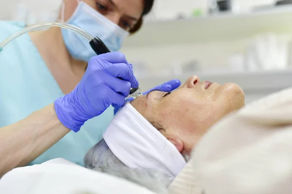 Mujer Recibiendo Hidrodermoabrasión Terapia Facial —  Fotos de Stock