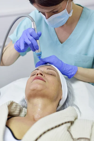Mujer Recibiendo Tratamiento Facial Con Oxígeno —  Fotos de Stock