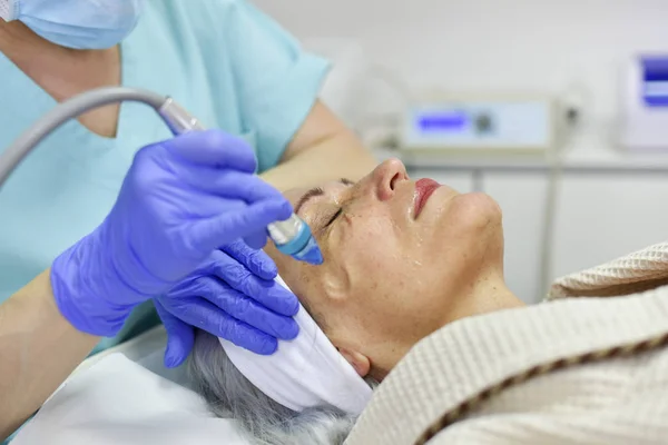 Mujer Recibiendo Tratamiento Facial Con Oxígeno —  Fotos de Stock