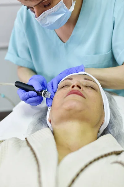 Woman Receiving Hydrodermabrasion Facial Therapy — Stock Photo, Image