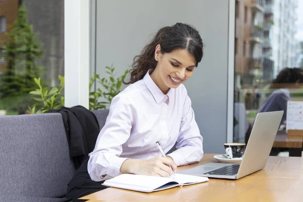 Bella Giovane Donna Lavora Caffe Donna Che Scrive Usa Computer — Foto Stock