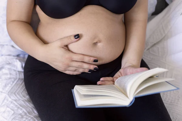 Nahaufnahme Einer Schwangeren Frau Die Hause Buch Liest — Stockfoto