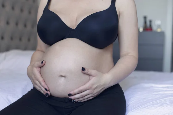 Nahaufnahme Einer Schwangeren Frau Die Ihren Bauch Berührt — Stockfoto