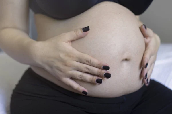 Nahaufnahme Einer Schwangeren Frau Die Ihren Bauch Berührt — Stockfoto