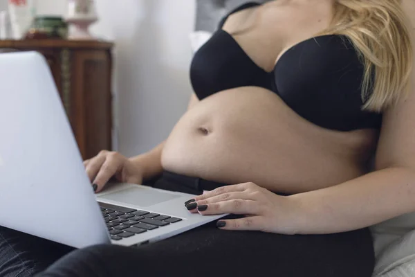 Wanita Hamil Yang Menawan Menggunakan Laptop Saat Duduk Tempat Tidur Stok Foto Bebas Royalti