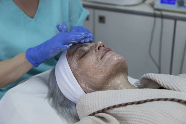 Porträt Einer Frau Mittleren Alters Die Sich Einer Schönheitsklinik Behandeln — Stockfoto