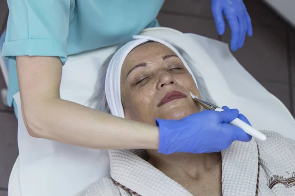 Güzellik Kliniğinde Yüz Tedavisi Gören Orta Yaşlı Kadının Portresi — Stok fotoğraf