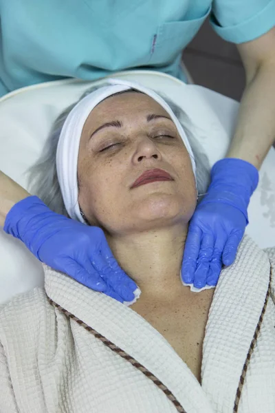 Güzellik kliniğinde yüz tedavisi gören orta yaşlı kadının portresi