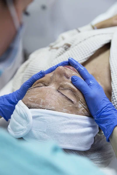 Retrato Mujer Mediana Edad Que Tiene Tratamiento Facial Clínica Belleza —  Fotos de Stock