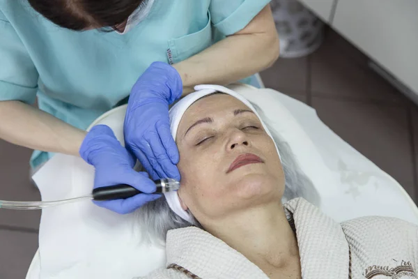 Ritratto Donna Mezza Età Che Trattamento Viso Clinica Bellezza — Foto Stock