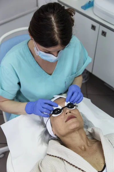 Güzellik Kliniğinde Yüz Tedavisi Gören Orta Yaşlı Kadının Portresi — Stok fotoğraf