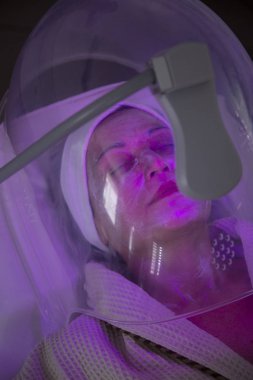 Kadın alma LED yüz terapi için yüz