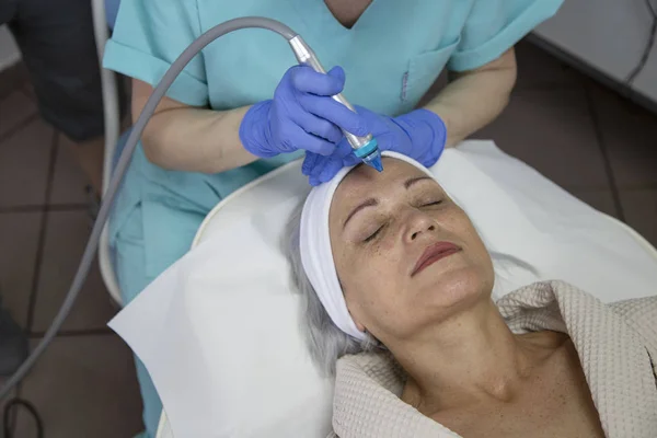 Retrato Mujer Mediana Edad Que Tiene Tratamiento Facial Clínica Belleza —  Fotos de Stock