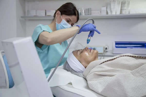 Porträtt Medelålders Kvinna Med Ansiktsbehandling Beauty Clinic — Stockfoto