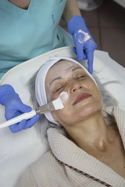 Retrato Mujer Mediana Edad Que Tiene Tratamiento Facial Clínica Belleza — Foto de Stock