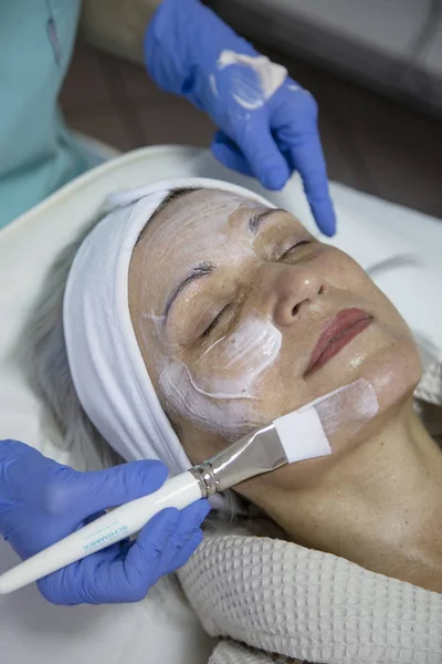 Retrato Mujer Mediana Edad Que Tiene Tratamiento Facial Clínica Belleza — Foto de Stock
