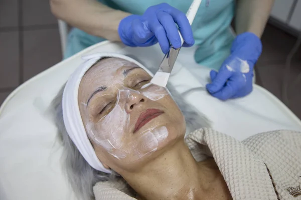 Retrato Mujer Mediana Edad Que Tiene Tratamiento Facial Clínica Belleza — Foto de Stock