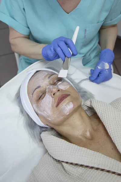 Retrato Mujer Mediana Edad Que Tiene Tratamiento Facial Clínica Belleza — Foto de Stock