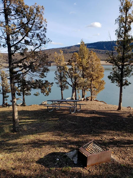 湖のピクニックスポット — ストック写真