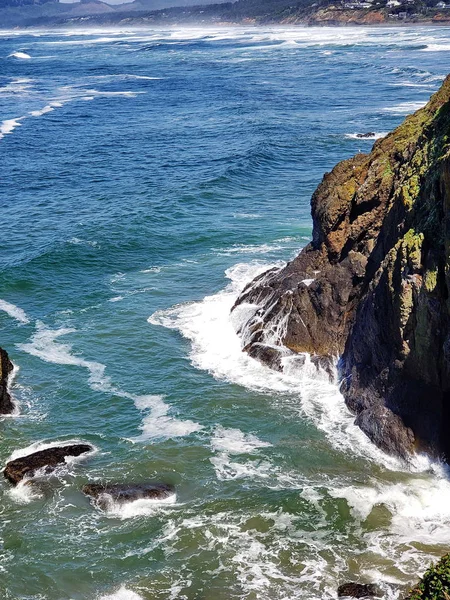 Rugidos acantilados en Yaquina Head — Foto de Stock