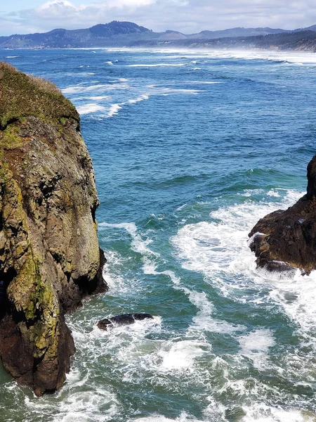 Yaquina Head'de engebeli kayalıklar — Stok fotoğraf