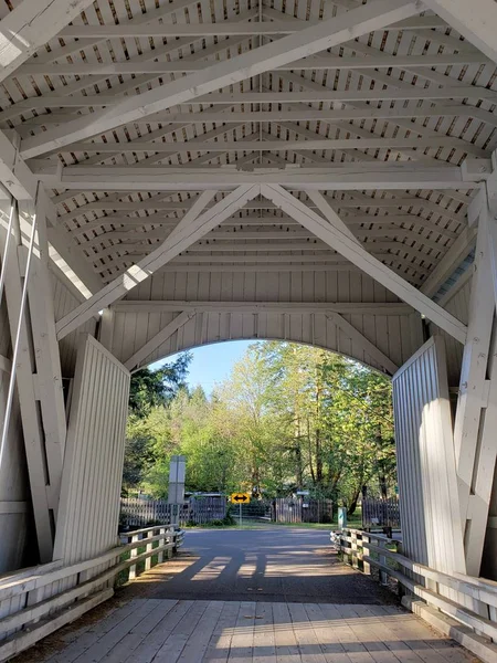 Vista Dentro Uma Ponte Coberta Curta Oregon Ocidental Dia Ensolarado — Fotografia de Stock