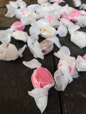 Oregon Sahili'nden taze yapılmış lezzetli tuzlu su şekerlemebir avuç. 