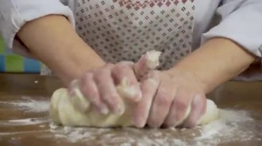 Kadın elleri masanda hamur yoğuruyor ağır çekimde.