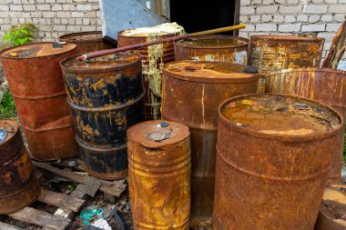 Paslı bir metal fıçı kayıp ormanda..