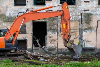 Yıkıcı bina kazıcı, binanın yıkımı.