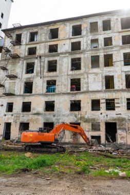 Yıkıcı bina kazıcı, binanın yıkımı.