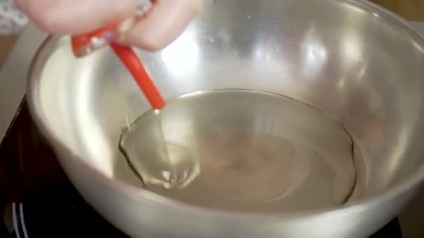 Cocine vierte el aceite en la sartén — Vídeos de Stock